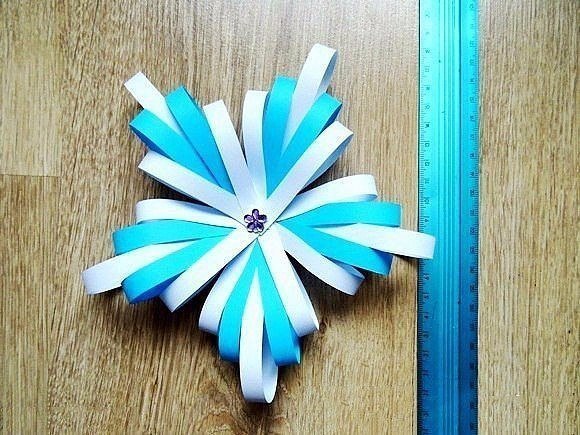 Объемная снежинка из бумажных полос. Объемная снежинка из бумажных полос.