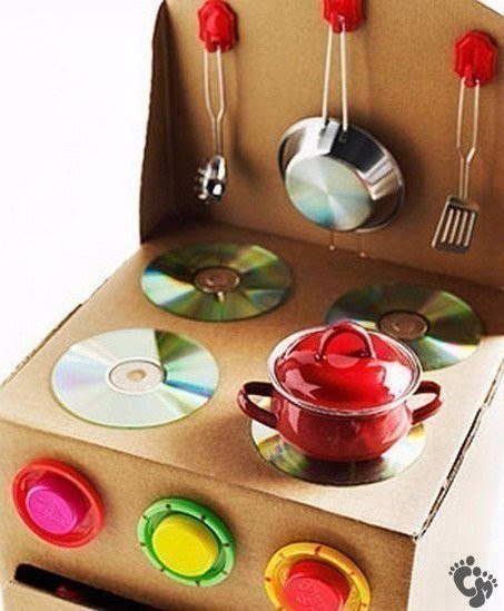 Из картонных коробок получаются отличные поделки для малышей.