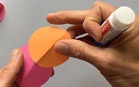 Гусеница из бумажных кружков Гусеница из бумажных кружков