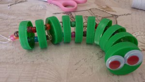 Змейки из пластиковых крышек