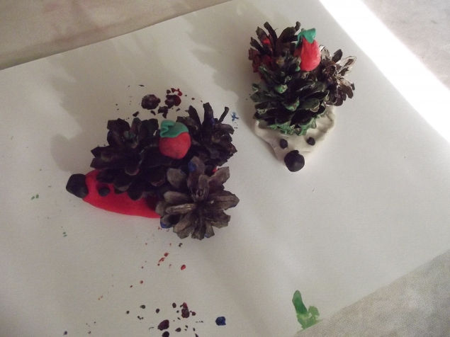 Ежики из шишек .