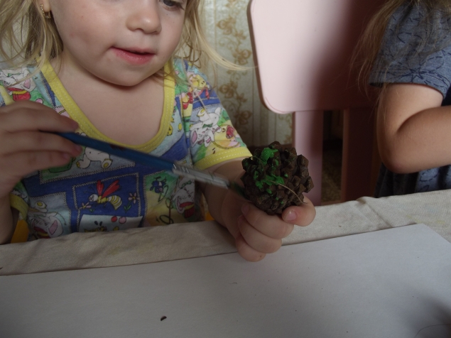 Ежики из шишек .