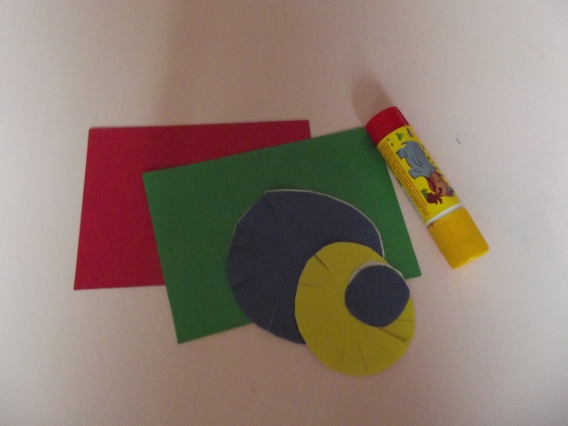 Аппликация " Цветочки с бахромой ". Аппликация " Цветочки с бахромой ".