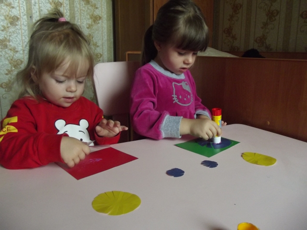 Аппликация " Цветочки с бахромой ". Аппликация " Цветочки с бахромой ".