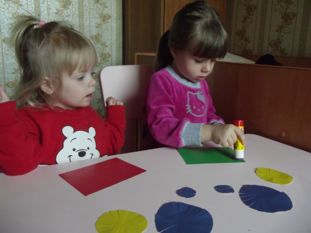 Аппликация " Цветочки с бахромой ". Аппликация " Цветочки с бахромой ".