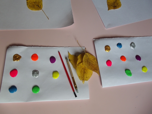 Раскрашиваем листья . Раскрашиваем листья .