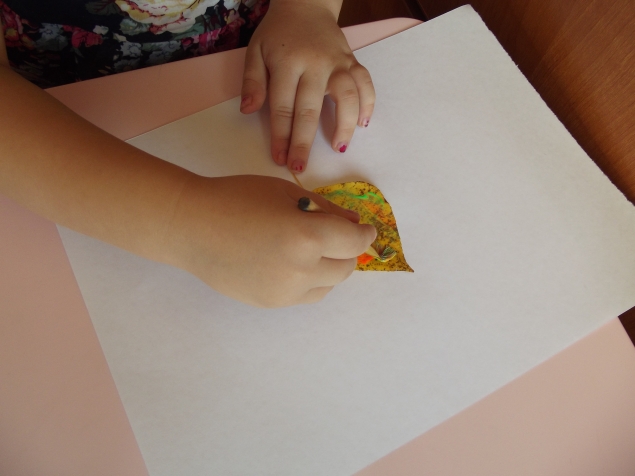 Раскрашиваем листья . Раскрашиваем листья .