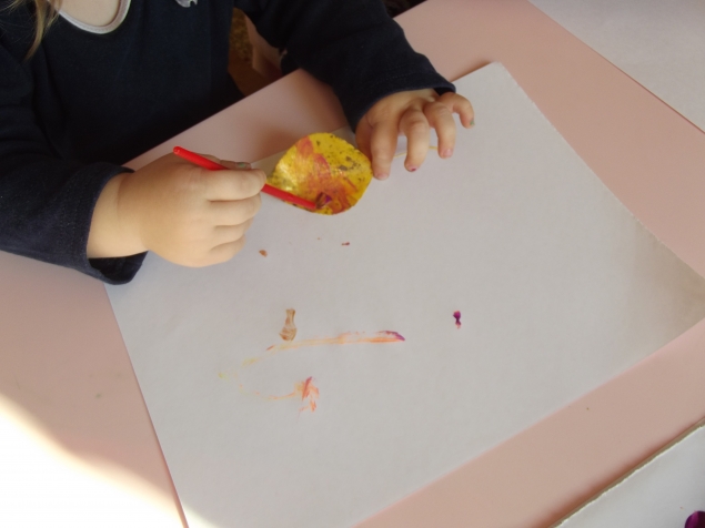 Раскрашиваем листья . Раскрашиваем листья .