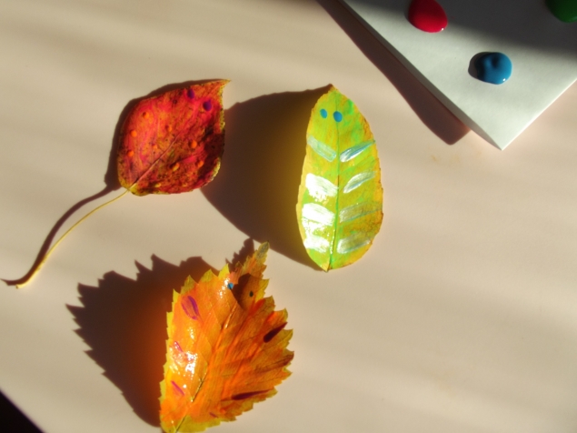 Раскрашиваем листья . Раскрашиваем листья .