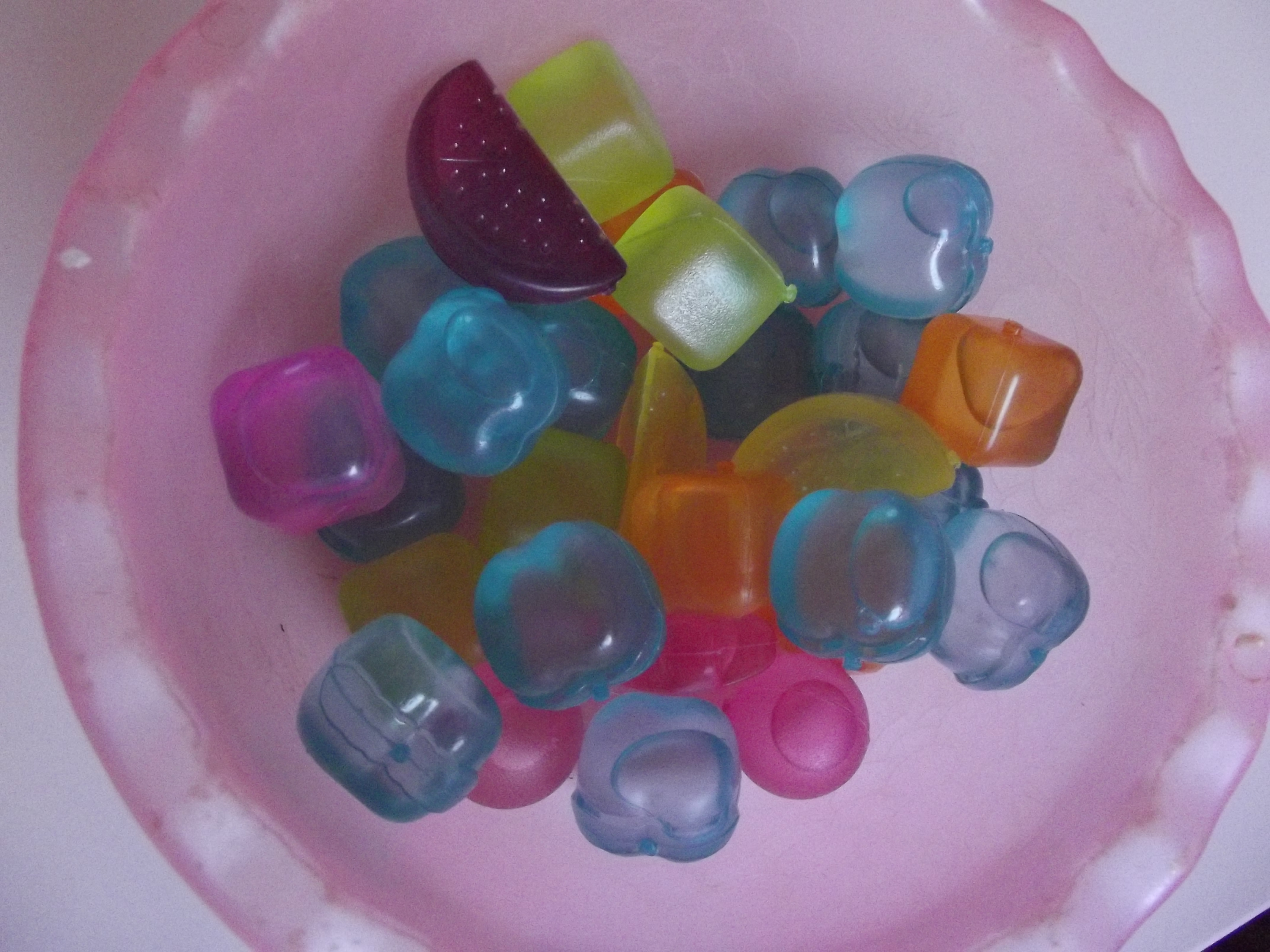 Опыт цветной. Цветной лед для детей. Разноцветные льдинки. Цветной лед в детском саду. Цветные льдинки для детского.