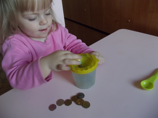 Две игры для мелкой моторики .