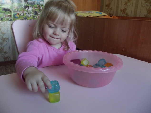 Игры с формочками для льда . Игры с формочками для льда .