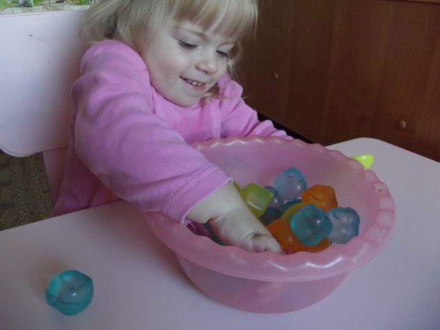 Игры с формочками для льда . Игры с формочками для льда .