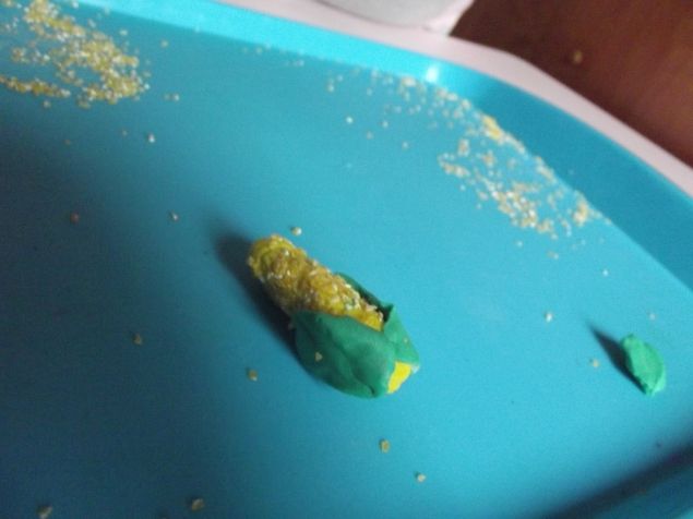 Лепим кукурузу . Лепим кукурузу .