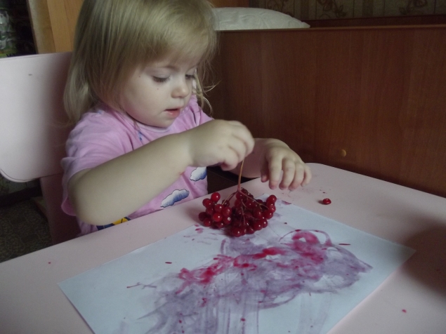 Рисуем ягодами ! Рисуем ягодами !
