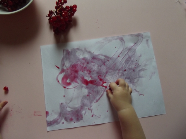 Рисуем ягодами ! Рисуем ягодами !