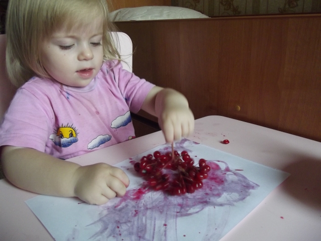 Рисуем ягодами ! Рисуем ягодами !