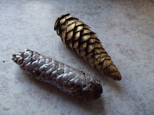 Раскрашиваем шишки .