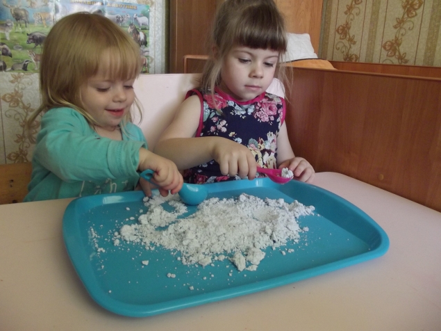 Делаем " лунный песок " . Делаем " лунный песок " .