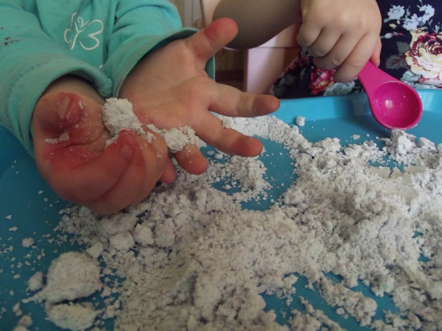 Делаем " лунный песок " . Делаем " лунный песок " .