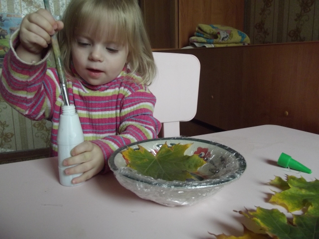 Тарелка из листьев . Тарелка из листьев .