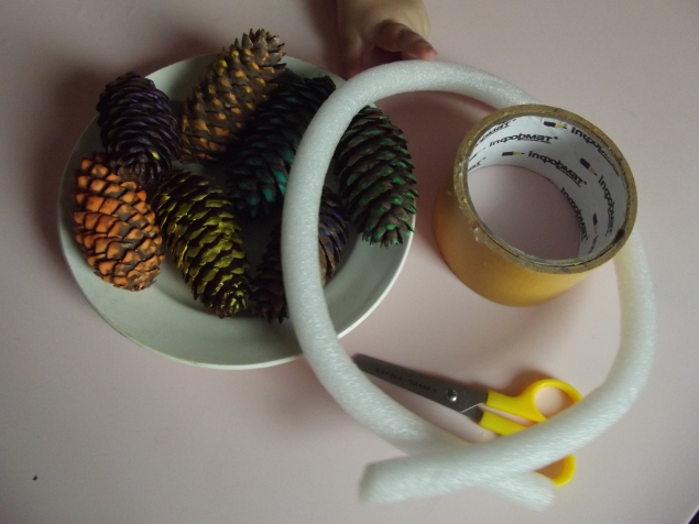 Венок из шишек .