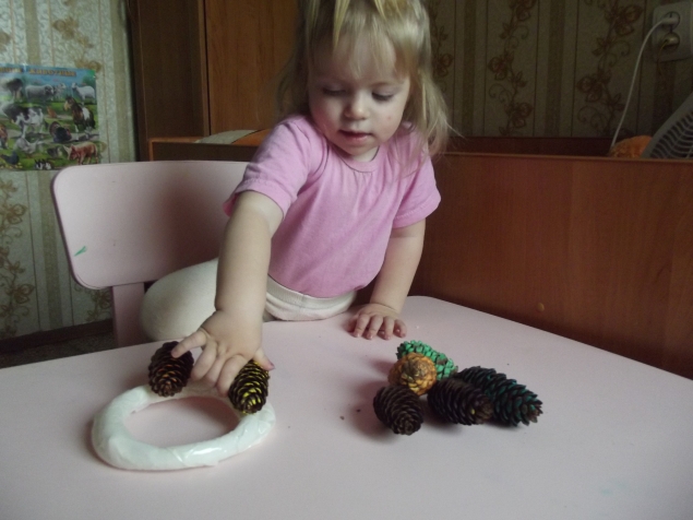 Венок из шишек .