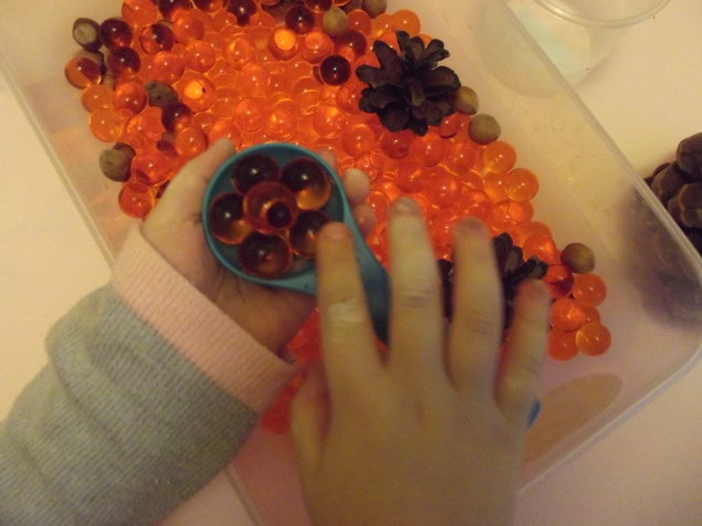 Сенсорная коробка - осенняя .