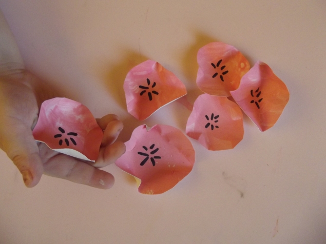 Цветочки из бумаги .