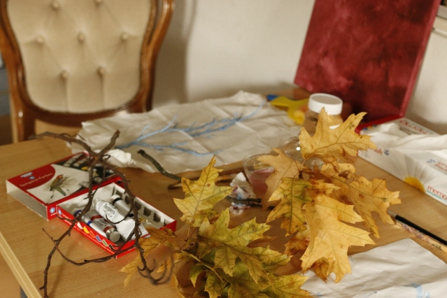 Панно из листьев и веток .