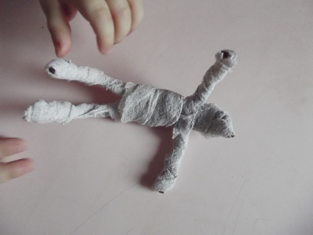 Наша мумия на Хеллоуин ! Наша мумия на Хеллоуин !