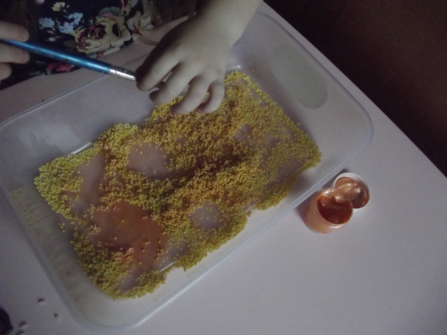 Делаем цветной бисер .