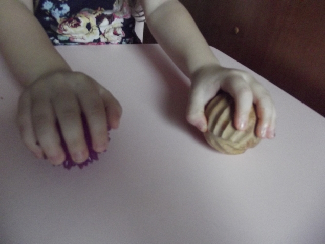 Игры с массажными мячиками .