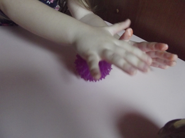 Игры с массажными мячиками .