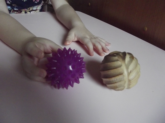 Игры с массажными мячиками .