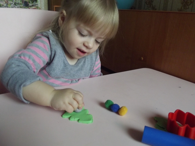 Пластилиновая елочка . Пластилиновая елочка .