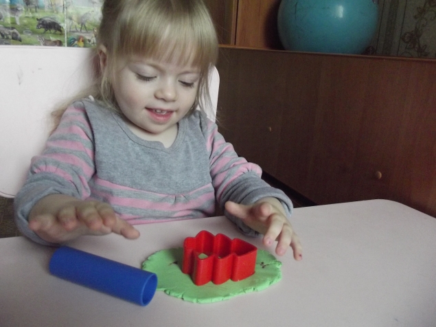 Пластилиновая елочка . Пластилиновая елочка .