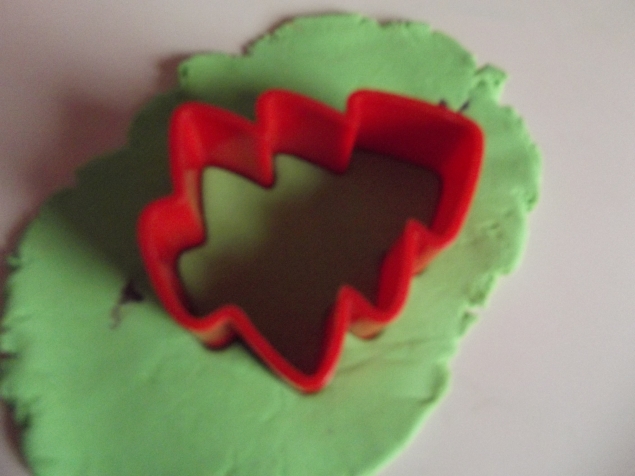 Пластилиновая елочка . Пластилиновая елочка .