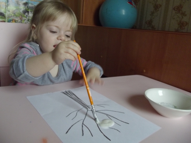 Дерево в снегу .