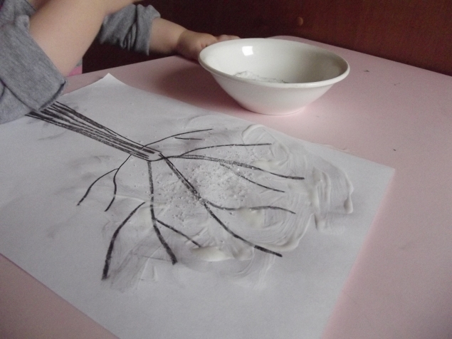 Дерево в снегу .