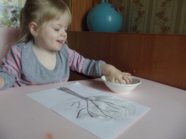 Дерево в снегу .