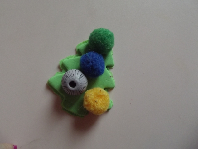 Пластилиновая елочка . Пластилиновая елочка .