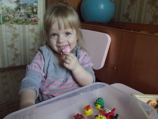 Коробка с ластиками .