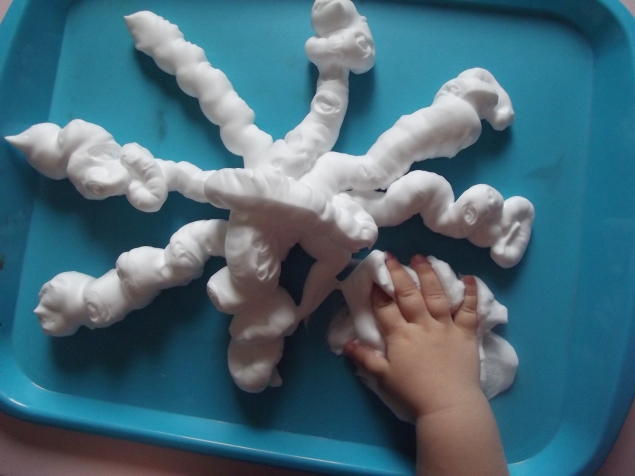 Снежинка из пены .