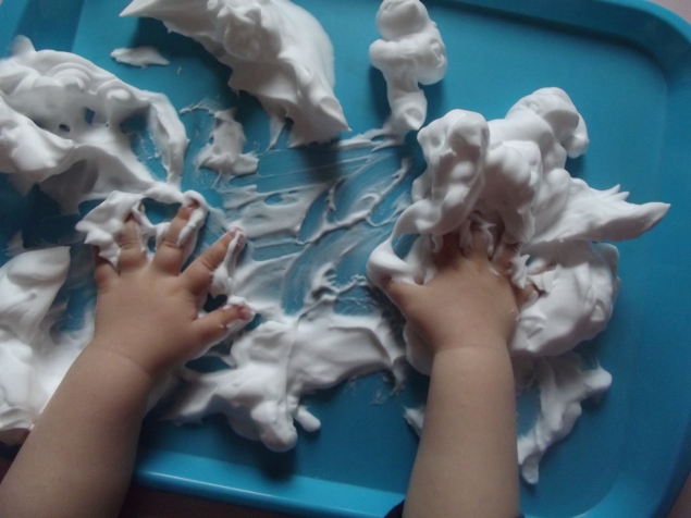 Снежинка из пены .