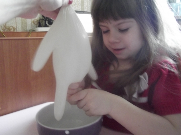 Доим корову .