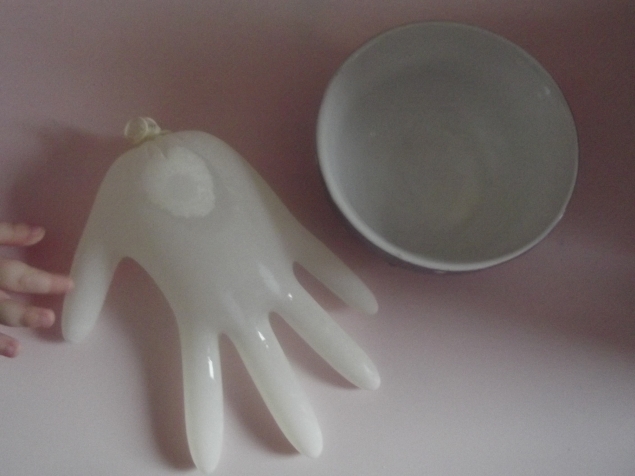 Доим корову .