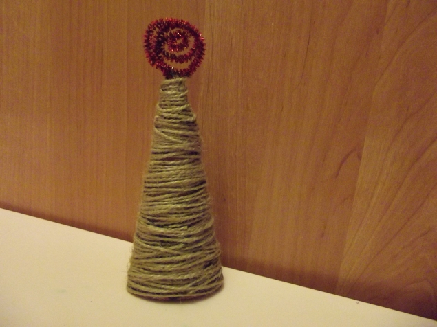 Елка из ниток .