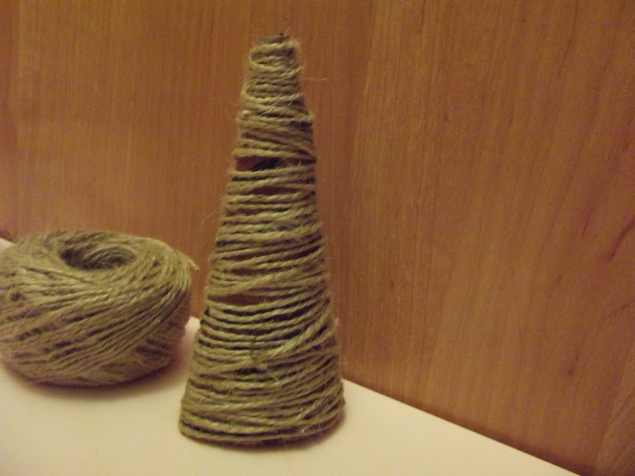 Елка из ниток .