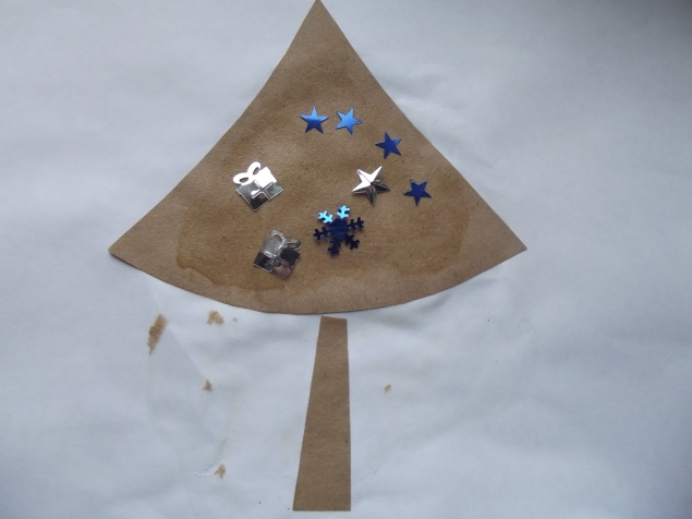 Елка из крафт бумаги . Елка из крафт бумаги .